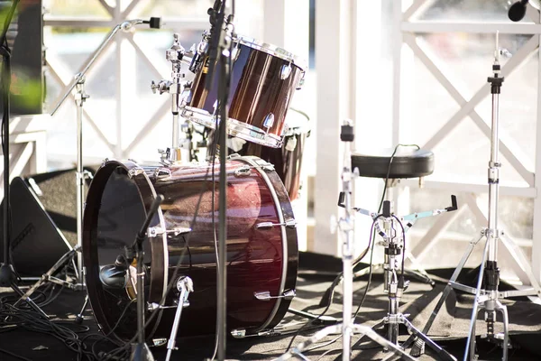 Schlagzeug-Set mit einigen Becken auf der Bühne vor einem Live-Konzert. — Stockfoto