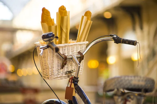 Chleb w dostawy kosz na rower. Selektywny fokus — Zdjęcie stockowe