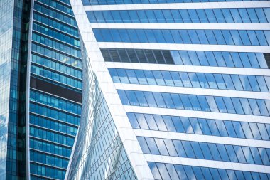 Yinelenen desen, modern iş ofis binası Windows mavi cam cephe geometrik çizgilerle güneş ışığı yansıtan