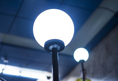 Floresan lambalar hat metro istasyonu, yuvarlak