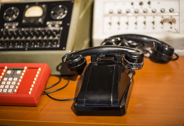 Telefone vintage na mesa — Fotografia de Stock