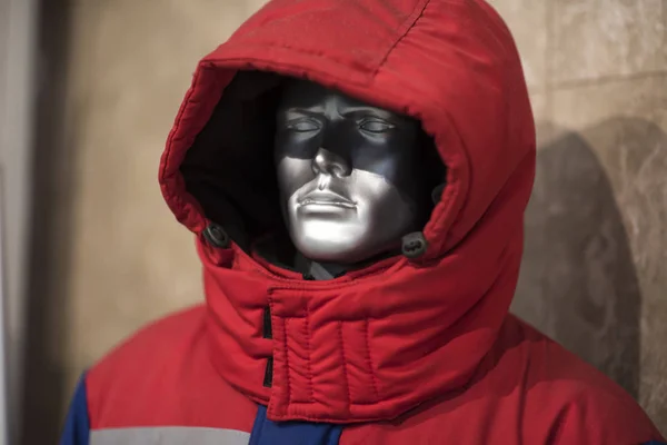 Schaufensterpuppe im Fenster der Haube versteckt den Stein der Unendlichkeit vor dem thanos — Stockbild Schaufensterpuppe im Fenster der Haube versteckt den Stein der Unendlichkeit vor dem thanos — Stockfoto