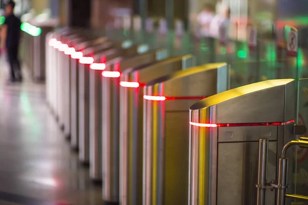 Светящиеся турникеты на входе в метро — стоковое фото