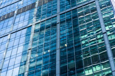 Modern cam ve çelik office binalarda mavi gökyüzü ile aşağı manhattan