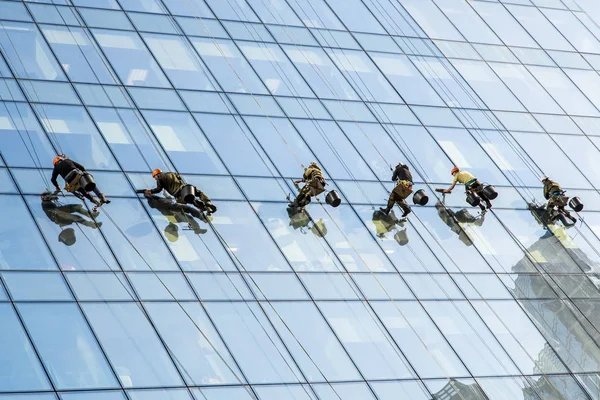 modern gökdelen Binası pencere Yıkama işçileri