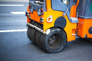 Yeni yol inşaat site.repair üzerinde çalışan yol silindiri Görünümü Kapat