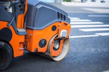 Yeni yol inşaat site.repair üzerinde çalışan yol silindiri Görünümü Kapat