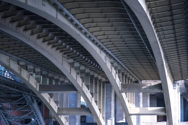 Lege straat onder een brug in Lyon op een grijs, de winter dag in februari. — Stockfoto