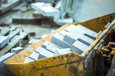 Ekskavatör kepçe tuğla ile yakın çekim