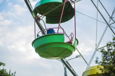 Parkta tek yeşil dönme dolap kabin