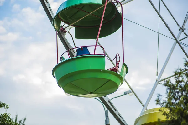 Parkta tek yeşil dönme dolap kabin