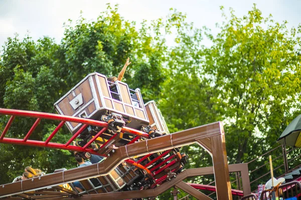 roller coaster binmek. çocuk eğlence parkı Ride sevinçle çığlık