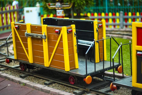 Los niños pintados alegremente entrenan para caminar en el parque de atracciones . — Foto de Stock