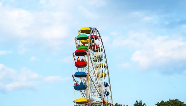 Rueda de ferris multicolor sobre fondo azul cielo — Foto de Stock