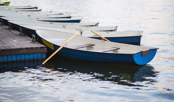 Barcos de mão e construção de deslizamento no lago Braies com água cristalina no rio — Fotografia de Stock