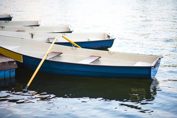 Hand Boats and slip construction in Braies lake with crystal water in river — Stock Photo, Image