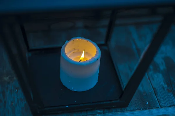 Kaars licht in de duisternis en kaars houder — Stockfoto