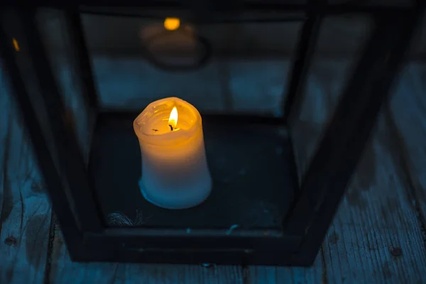 Φως των κεριών στο σκοτάδι και κερί κατόχου — Φωτογραφία Αρχείου