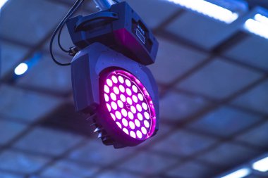 Eğlence, karanlık, altın sıcak yumuşak ışık spot grev siyah arka plan üzerine spot projektörler yanıp sönen parlak altın sahne ışıkları