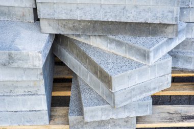 Yüklemeden önce yerdeki beton bloklar