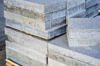 Yüklemeden önce yerdeki beton bloklar
