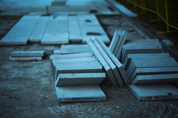 Yüklemeden önce yerdeki beton bloklar