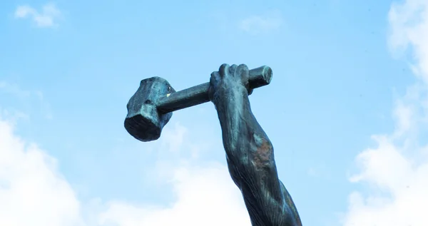 Iron Man holding a hammer against the sky. Only for decent — Stock Photo, Image