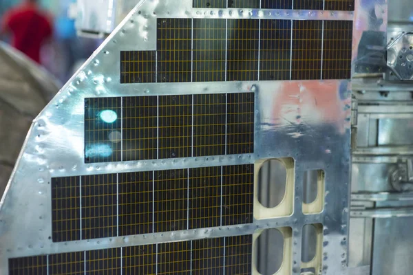 Zielonych technologii, panele słoneczne statek kosmiczny. — Zdjęcie stockowe