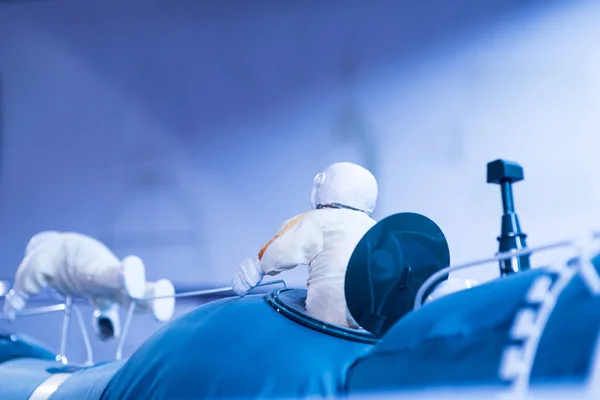 Un astronauta y un cosmonauta realizan trabajos en una estación espacial mientras deponen el espacio . — Foto de Stock