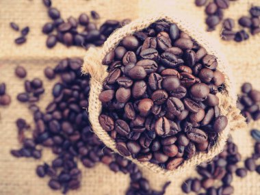 Kahve çekirdekleri torbada. Kahverengi sarkmış taze kahve çekirdekleri..