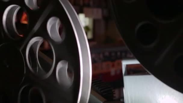 Vintage Film Projector 35Mm Ziet Auto Draaien Tijdens Het Projecteren — Stockvideo