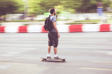 Budapeşte, Bd, Macaristan, - 29 Nisan 2018: genç bir çocuk onun longboard Budapeşte şehir merkezi ile hızlı yayılıyor.