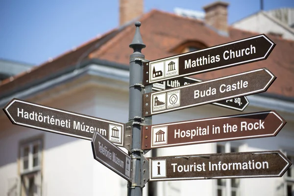 Turist endikasyonları ile Budapeşte sokaklarında belirtileri