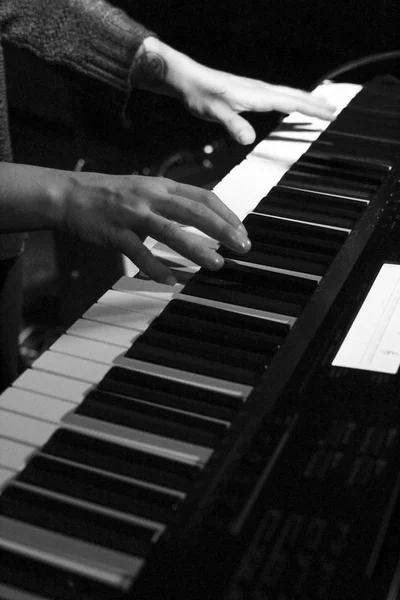 Hands Playing Piano — Stock Photo, Image