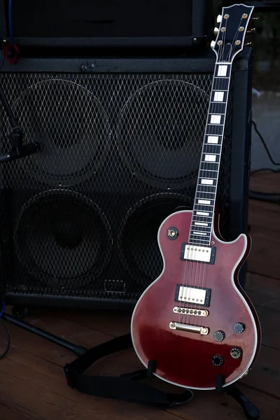 Guitarra Elétrica Usada Para Concertos Rock Instrumento Descansando Palco Perto — Fotografia de Stock