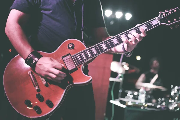 Bir müzisyen elektro gitar canlı bir konser sırasında çalış.