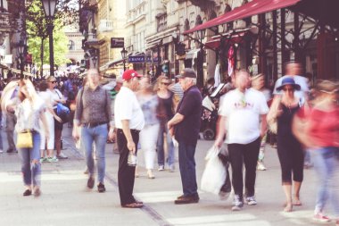 Budapeşte, Bd, 28.04.2018: Çok şehirde turist ile ünlü sokak Budapeşte'onlar yürürken hareketli insanlar görmek.