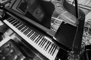Klasik müzik konserleri için kullanılan bir zarif piyano