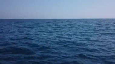 Denizin üzerinde hızlı uçuş ile profesyonel bir dron çalıştırmak