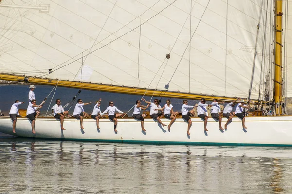 Imperia, İtalya, 15/09/2014: mürettebat iş git zaman dışında Imperia dock ile Yelkenli