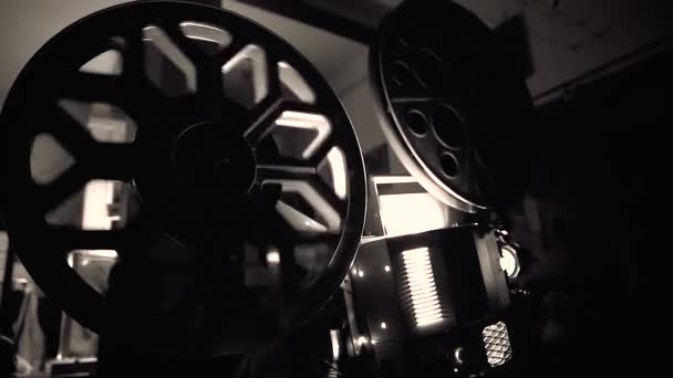 35毫米的老式电影放映机 在放映电影的同时 你可以看到汽车转弯 — 图库视频影像