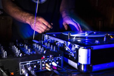 Bir parti sırasında vinil kayıtlar oynarken bir Dj eller, eller hareket ediyor ve çekerken flaş flaş etkisi için çift