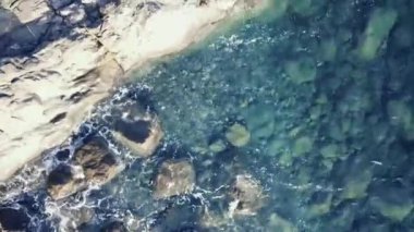 Ligurya peyzaj tipik bir kayalık plaj üstten görüntülemek