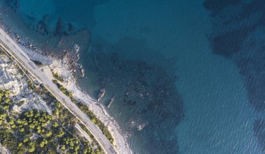 Drone Imperia şehirde ligurina Beach ile üstten görünüm.