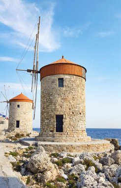 Yunanistan Rodos sahil kasabasında antik taş değirmenler