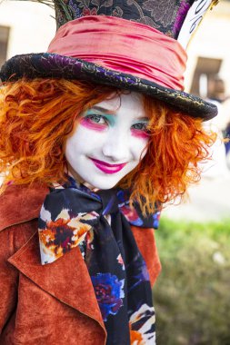 Lucca, İtalya, 03/11/2018: Bir cosplayer giyinmiş bir Mad hatter Alice in Wonderland ünlü film karakteri olarak karnaval gün boyunca