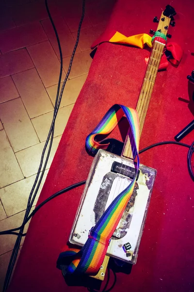 Kurtarma malzeme ile el işi barış garip bir gitar