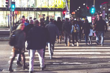 Kopenhag, Danimarka, 27/09/2018: bir grup insan Copenhagen şehir merkezinde karşıya