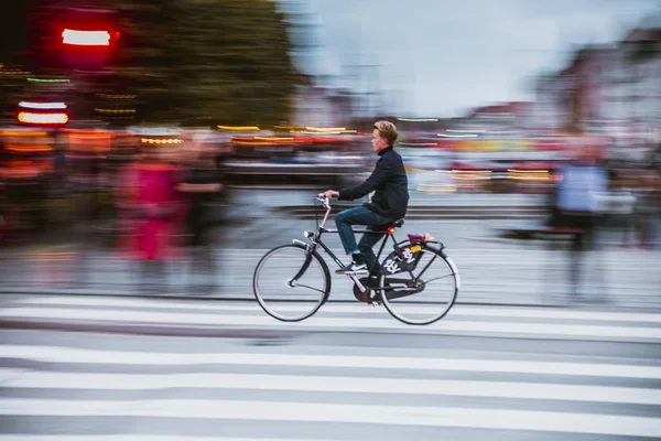 Copenaghen Danimarca 2018 Ragazzo Viaggia Veloce Con Bicicletta Nel Centro — Foto Stock