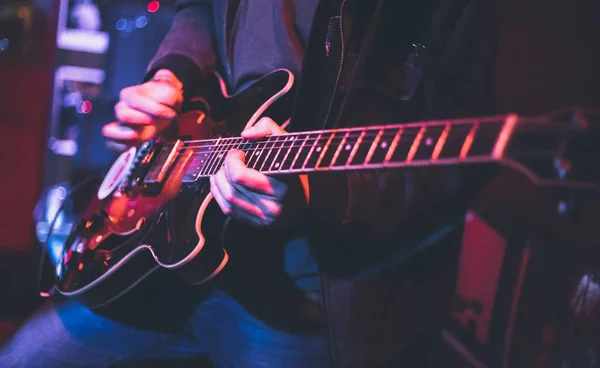 Elektromos Gitár Játékos Színpadon Színes Kék Lila Festői Megvilágítás — Stock Fotó